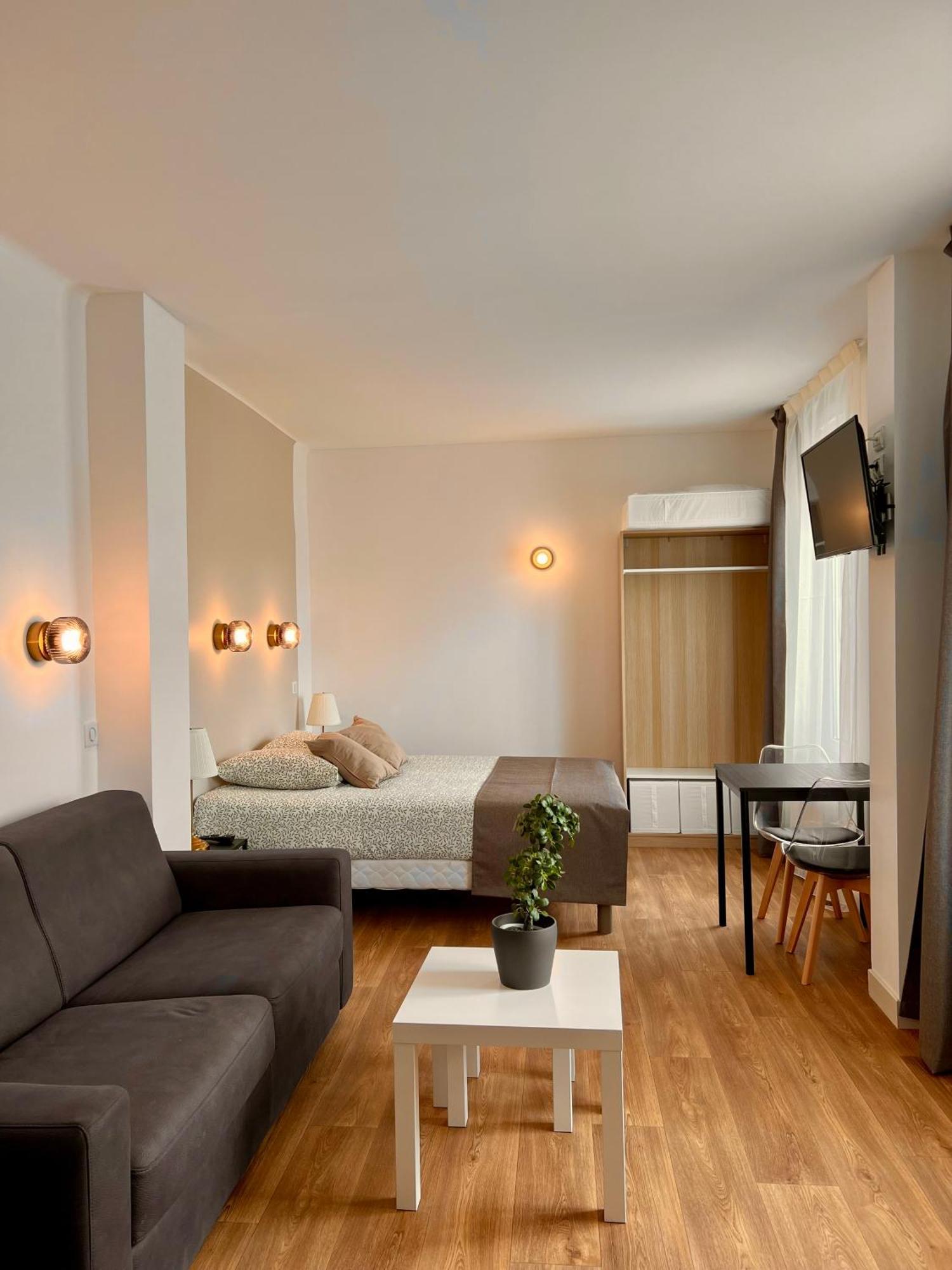Studio 4 Pers Face Gare Sncf Appart Hotel Le Cygne D4 Бурж Екстериор снимка